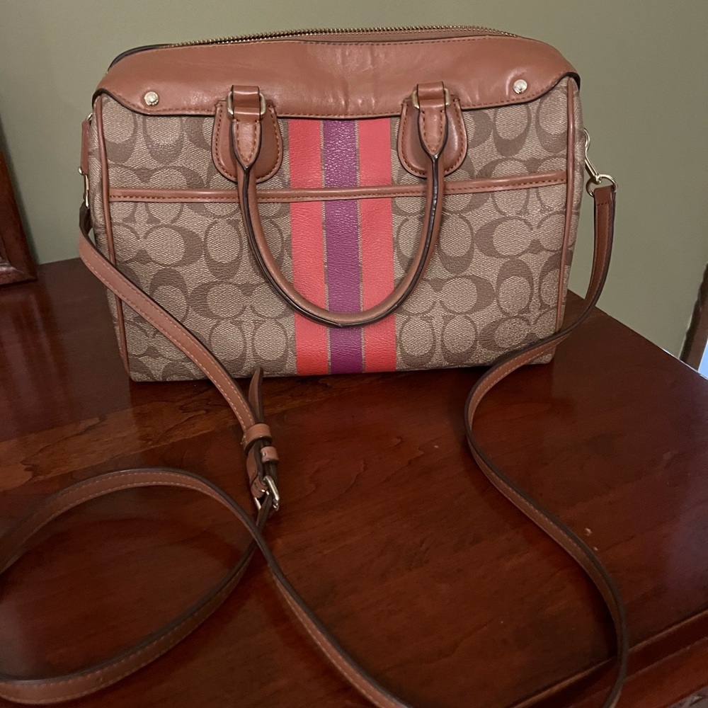 Coach purse with dual style handles and outside pocket.